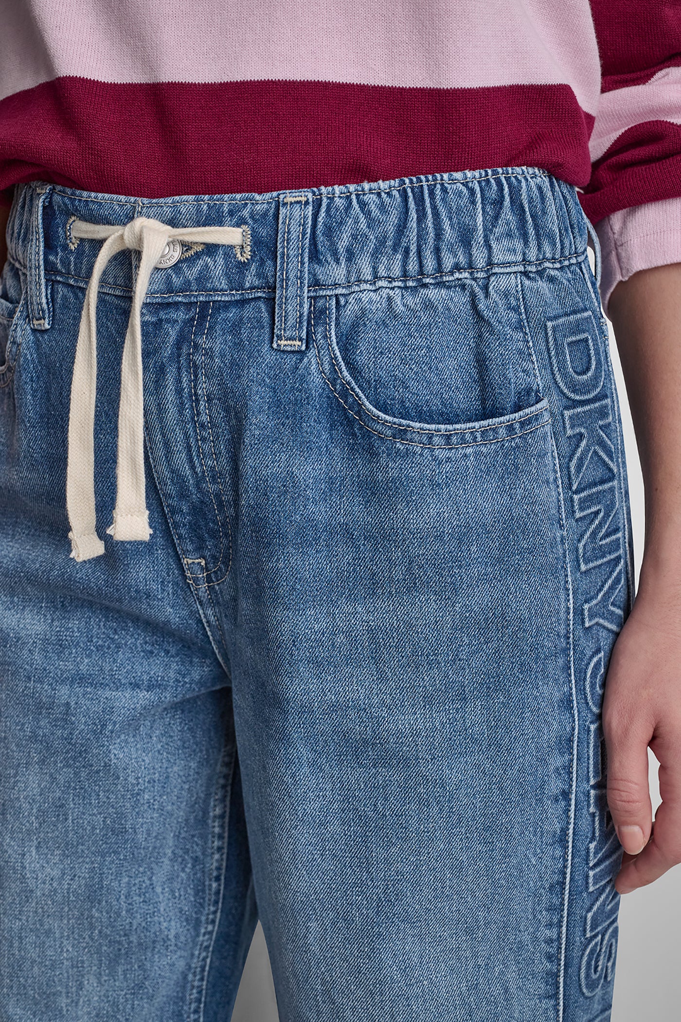 MID-RISE STRAIGHT LEG WITH LOGO DETAIL - Image 5