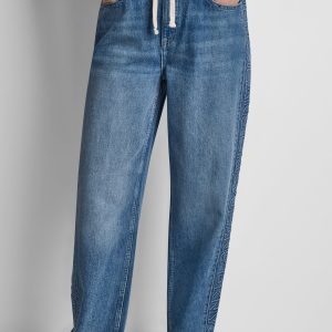 MID-RISE STRAIGHT LEG WITH LOGO DETAIL