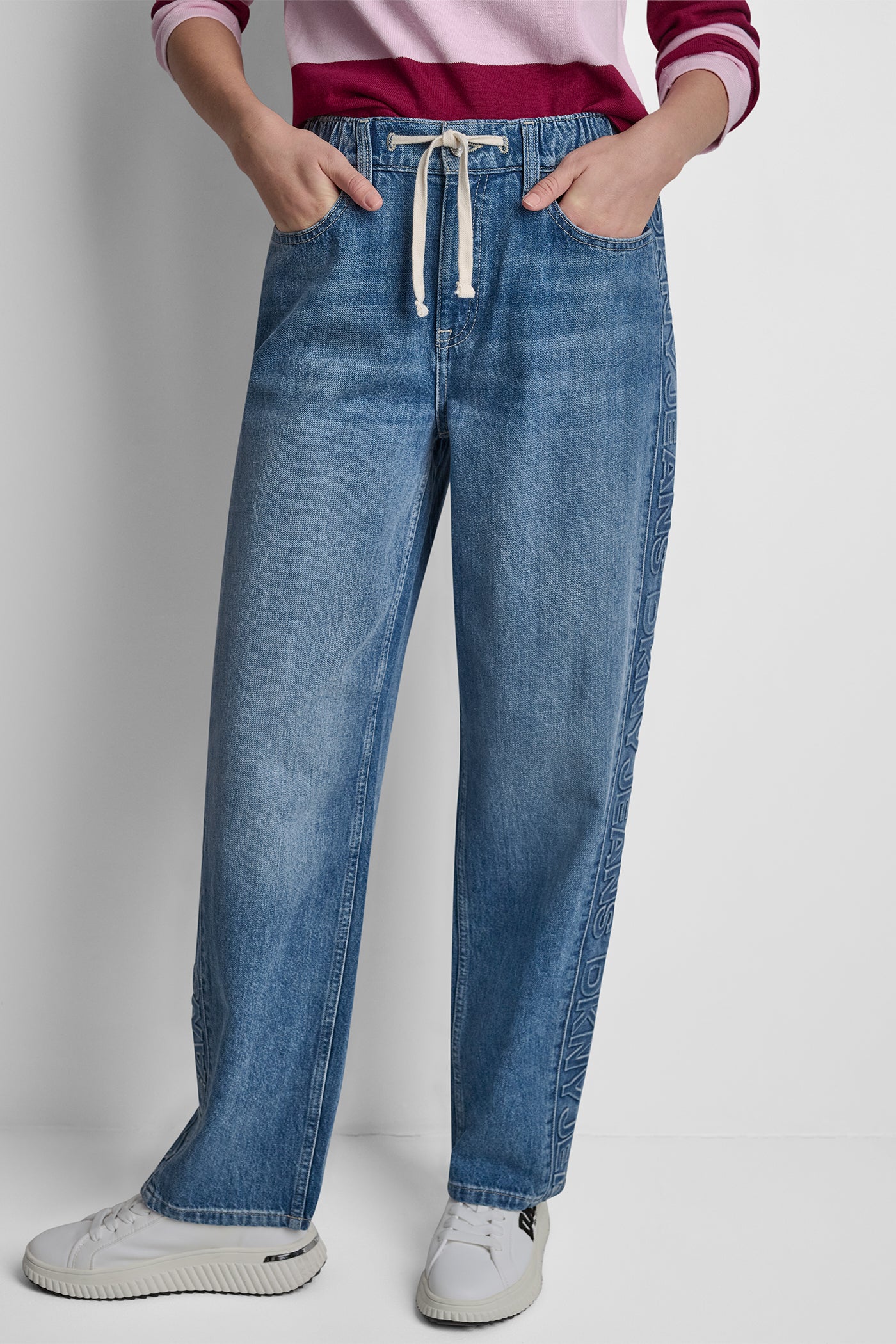 MID-RISE STRAIGHT LEG WITH LOGO DETAIL