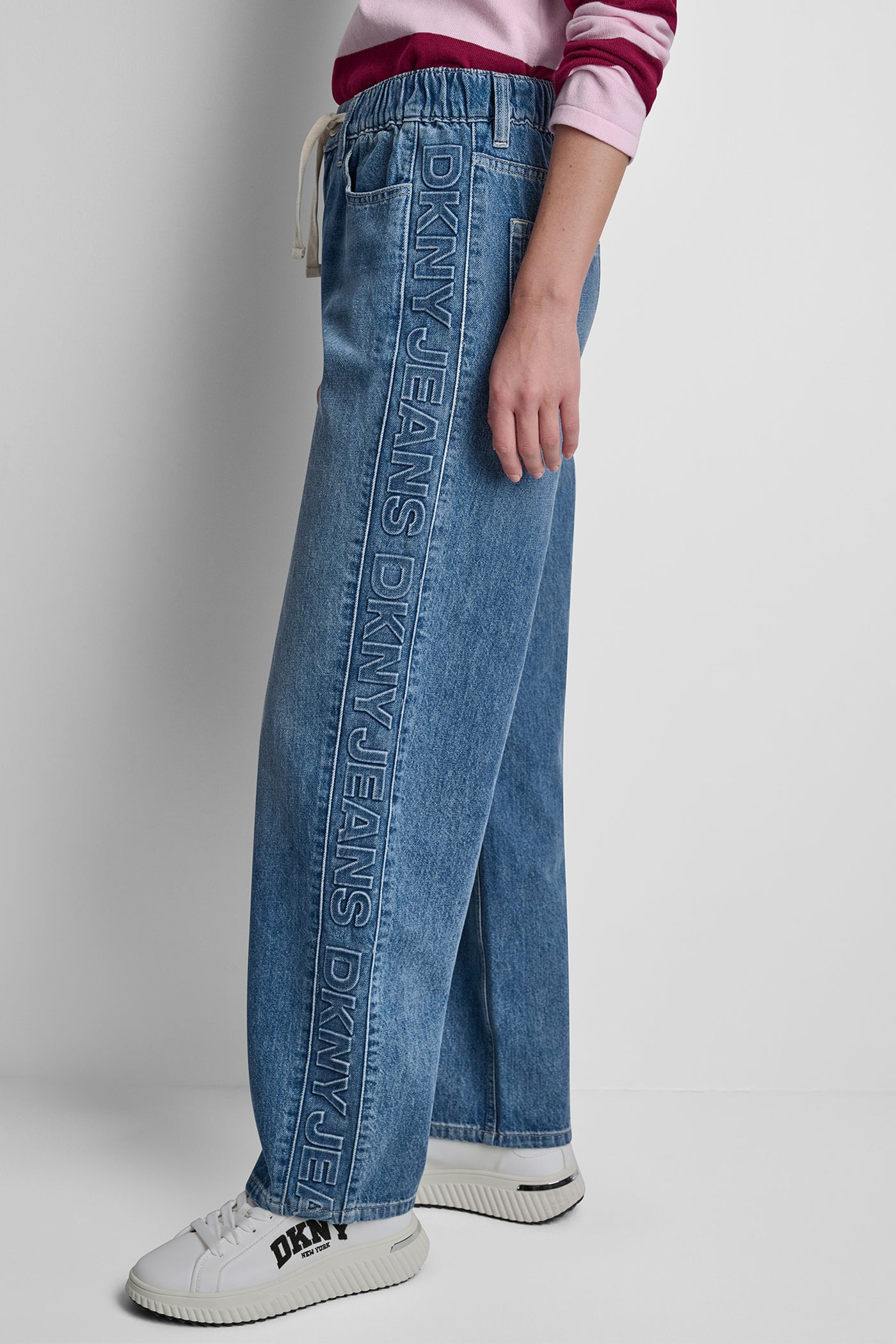 MID-RISE STRAIGHT LEG WITH LOGO DETAIL - Image 2