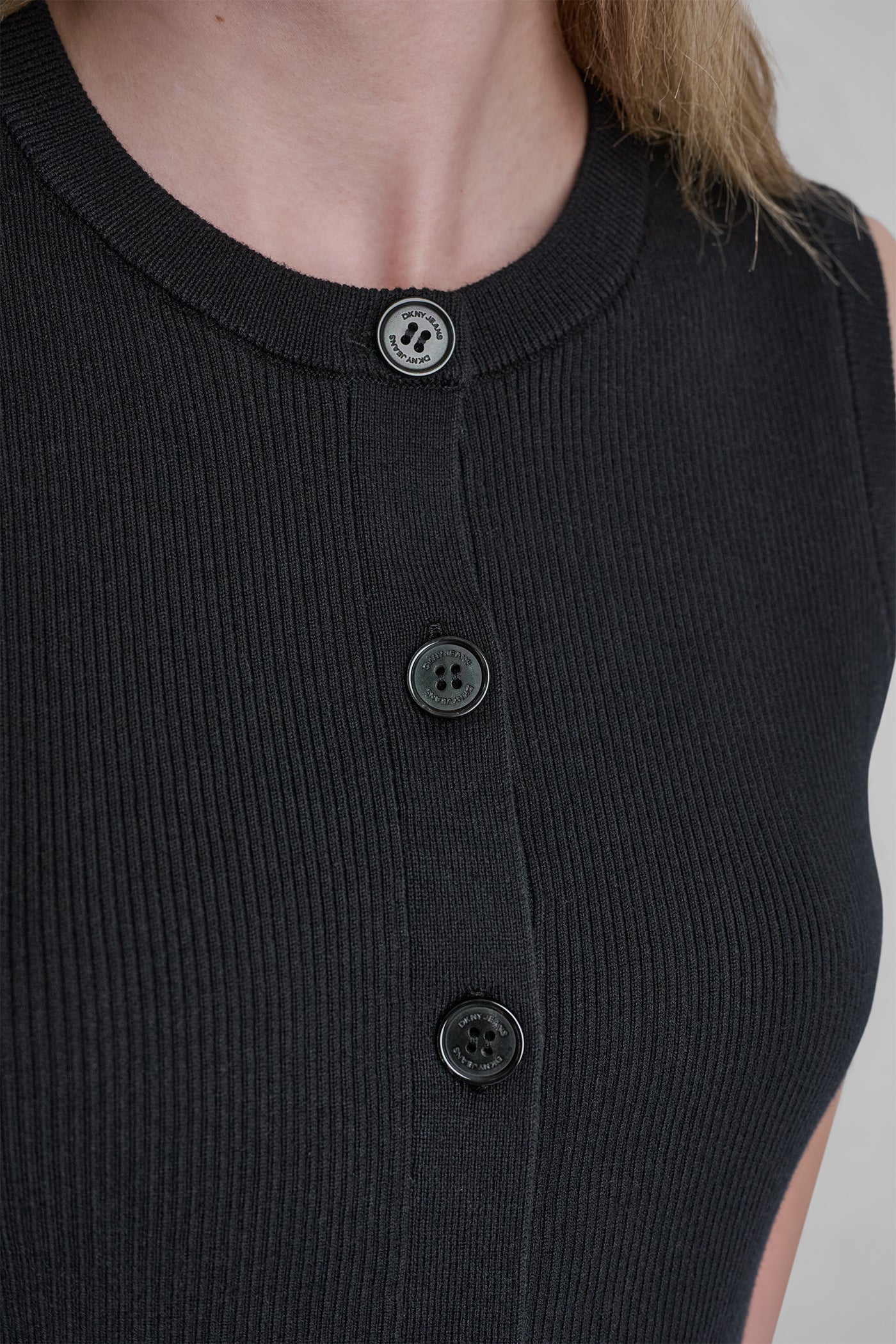 CROPPED SLEEVELESS LOGO TRIM SWEATER - Image 6