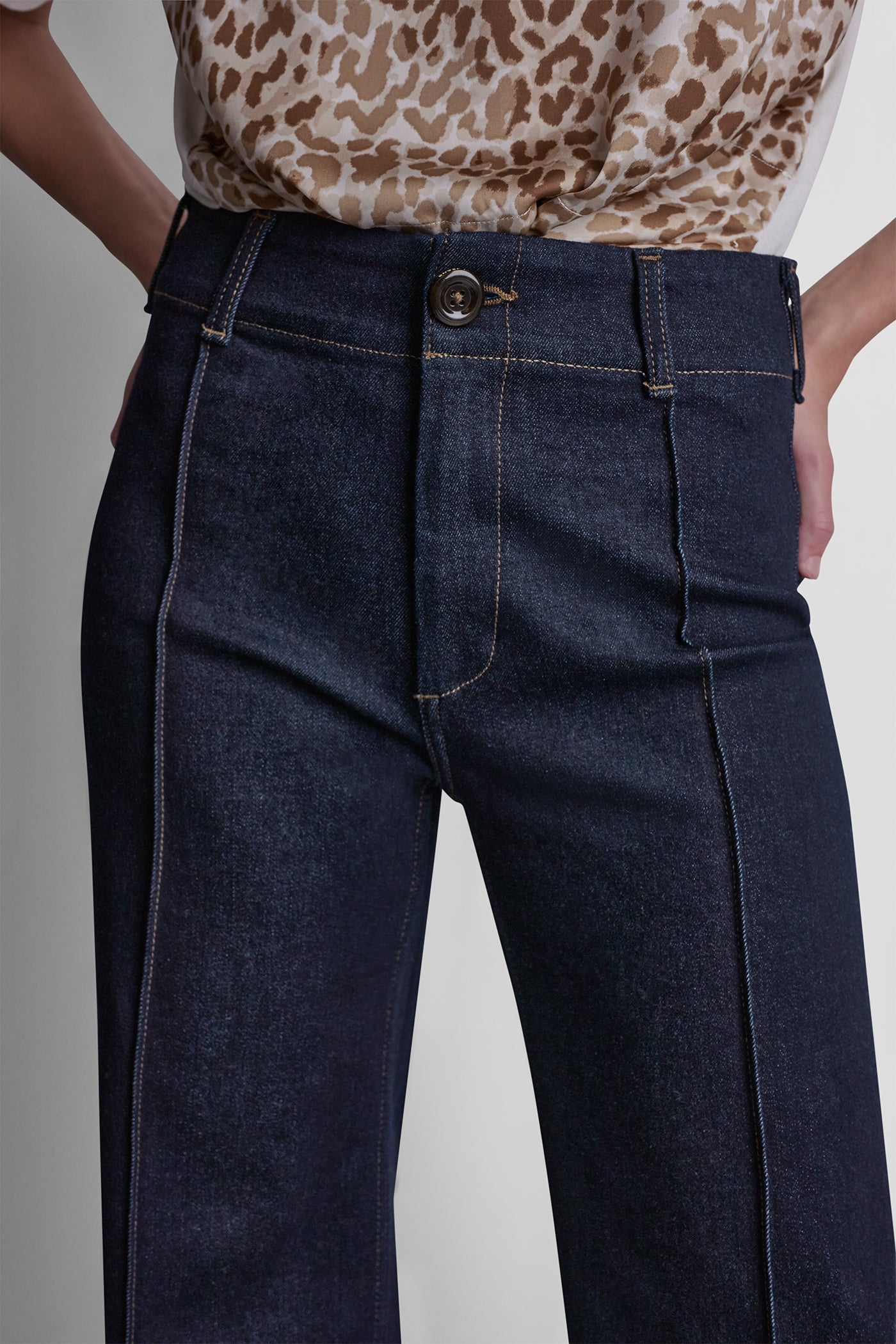 HIGH-RISE PINTUCKED WIDE-LEG JEAN - Image 6