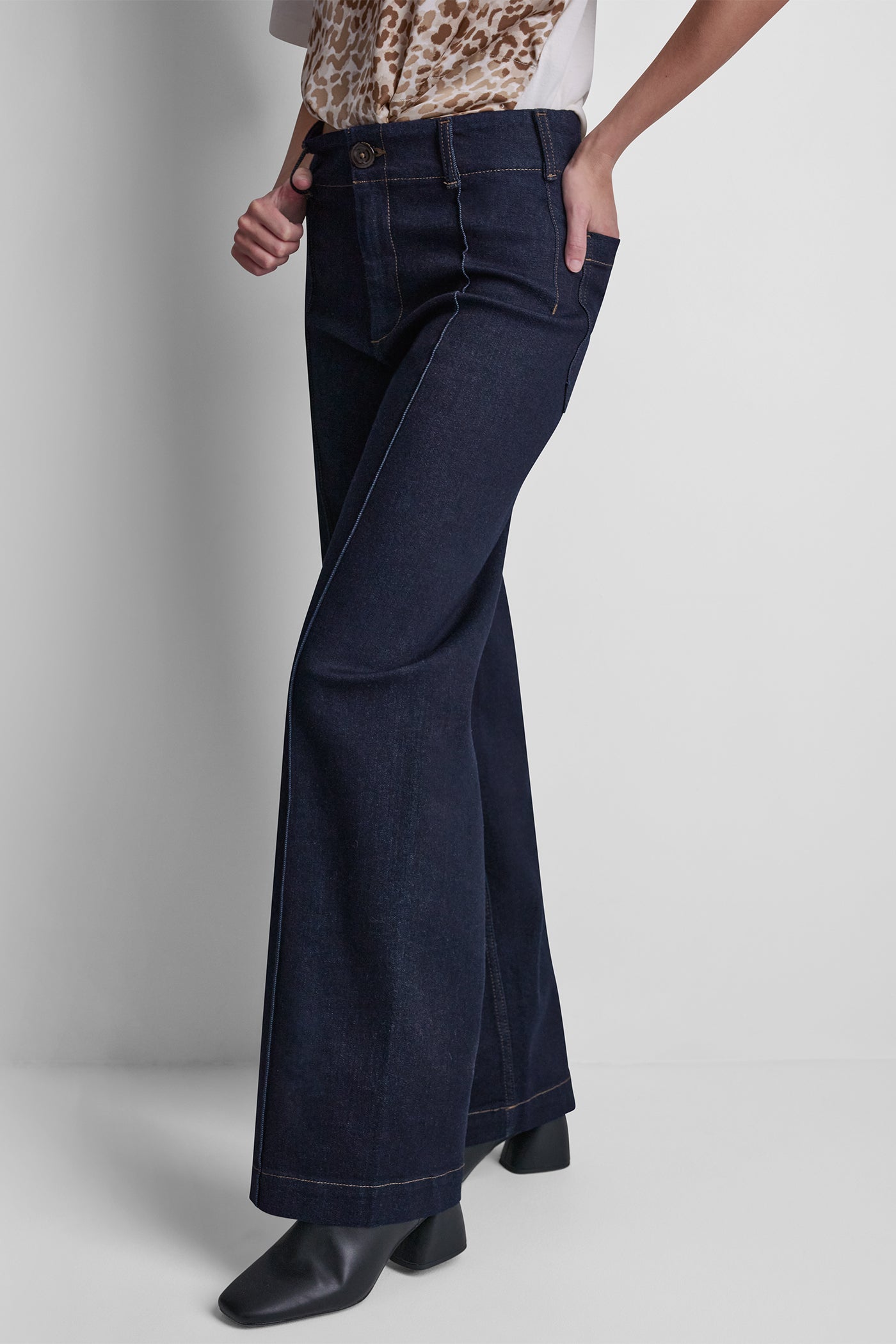 HIGH-RISE PINTUCKED WIDE-LEG JEAN - Image 4