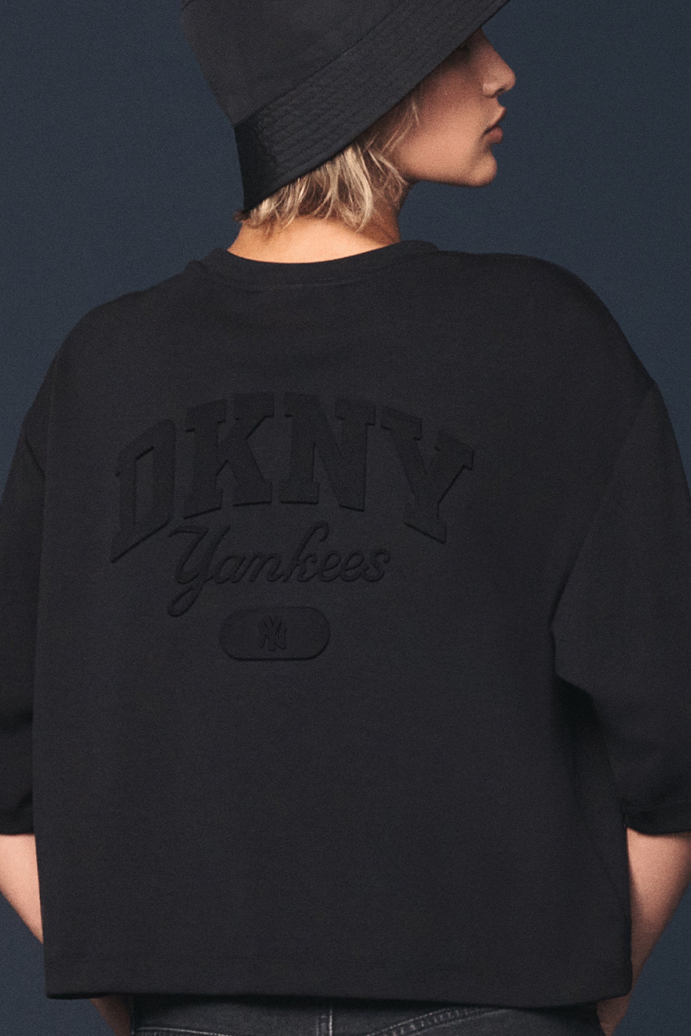 DKNY X YANKEES CROPPED TEE - Image 3